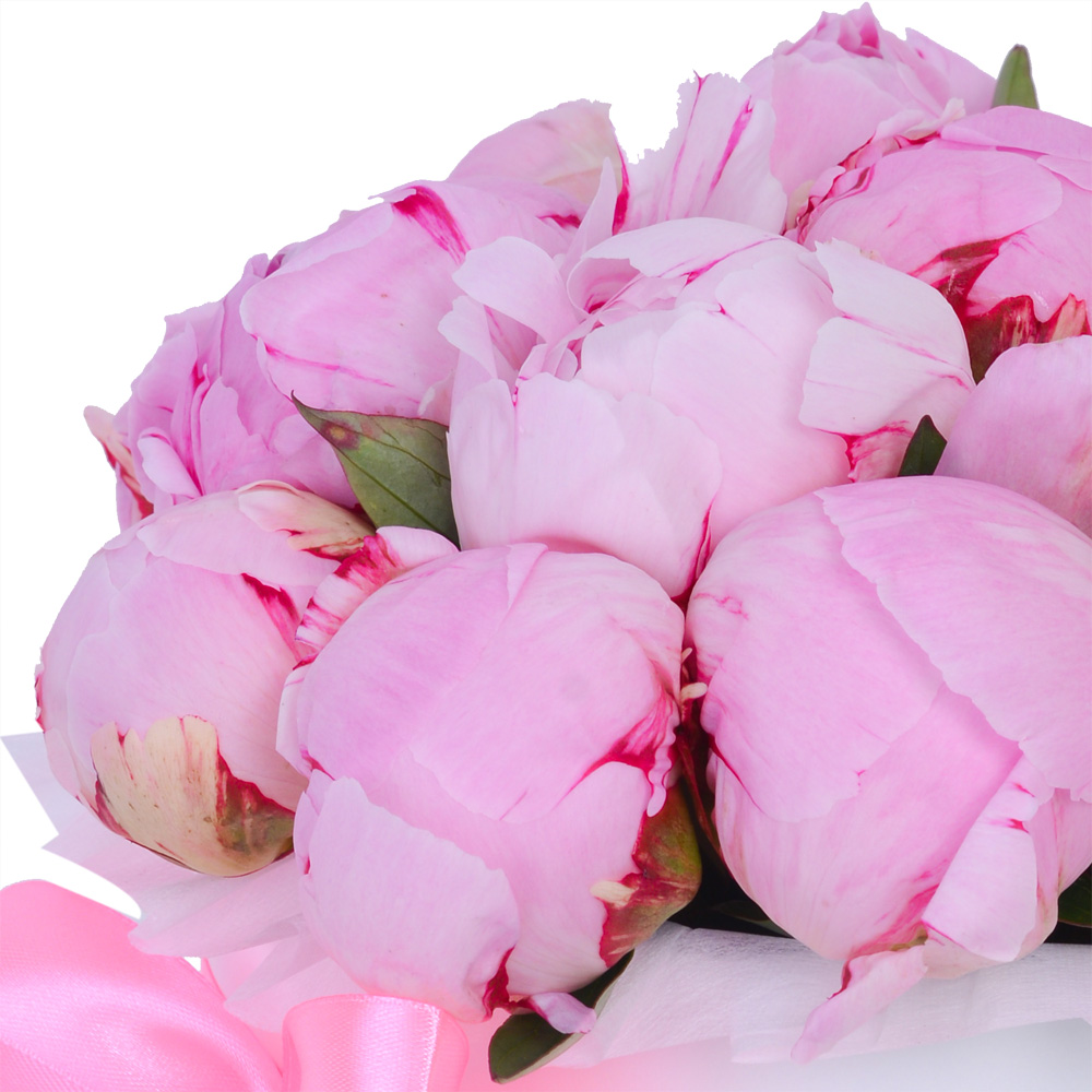 Букет из 15 розовых пионов в белой шляпной коробке