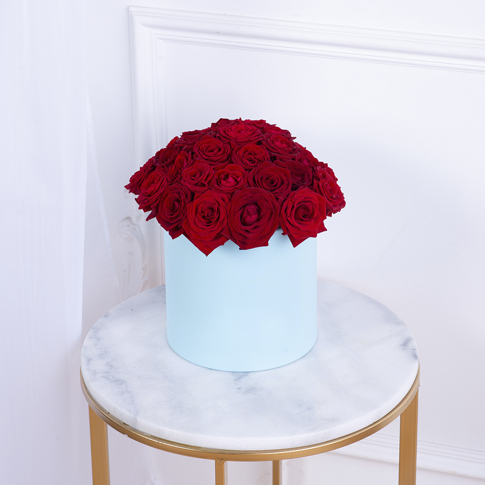 Букет из 35 красных роз premium в голубой шляпной коробке