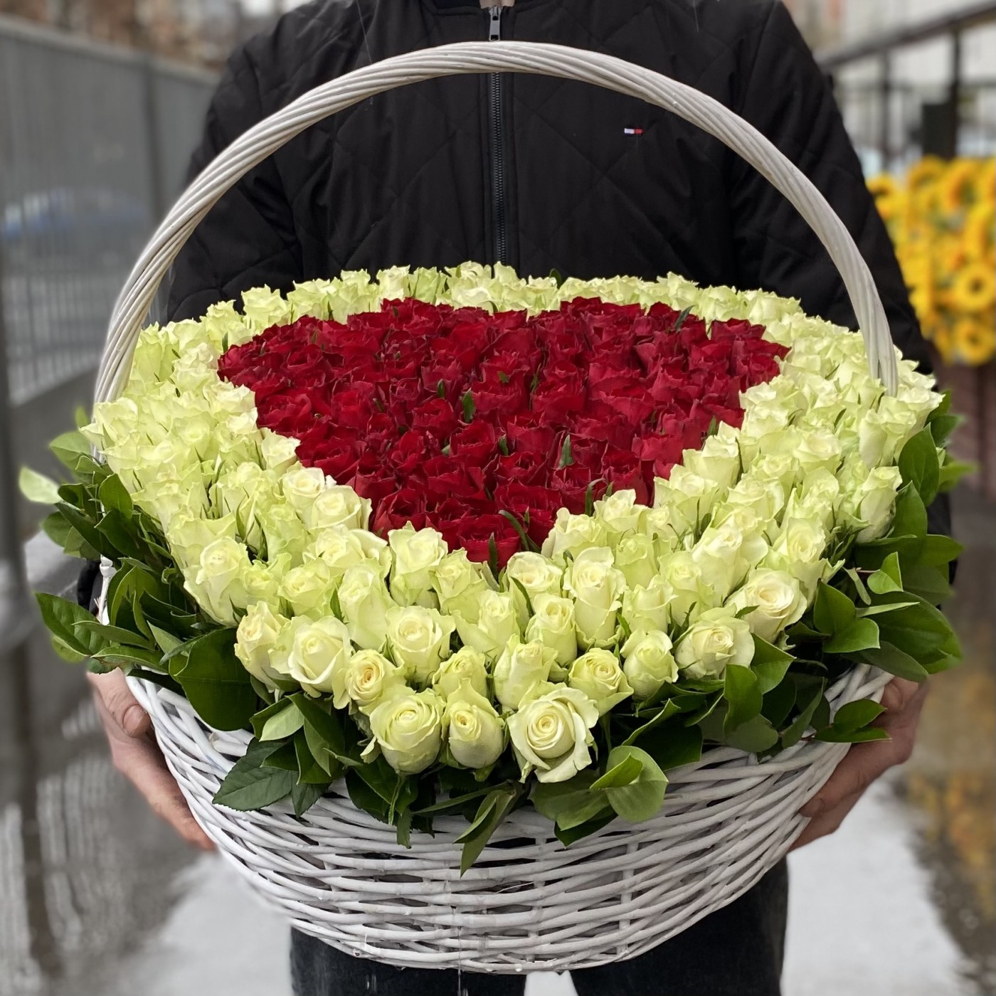 201 роза Сердце в корзине