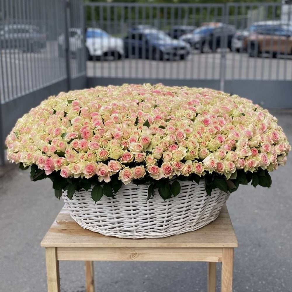 1001 нежно-розовая роза в корзине