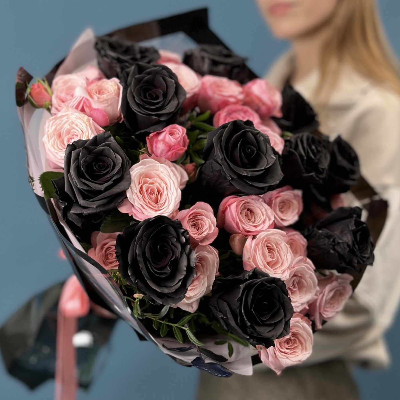 Черные розы и кустовые розы