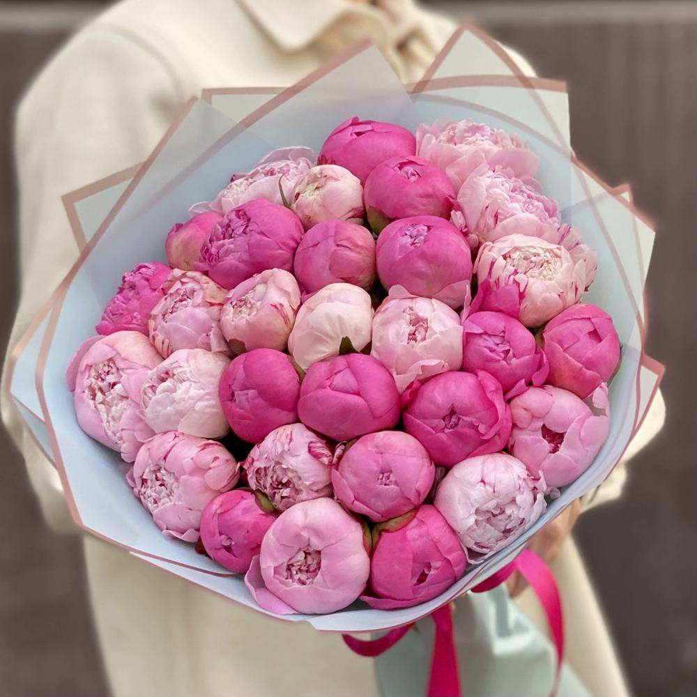 Букет из 31 разноцветного пиона