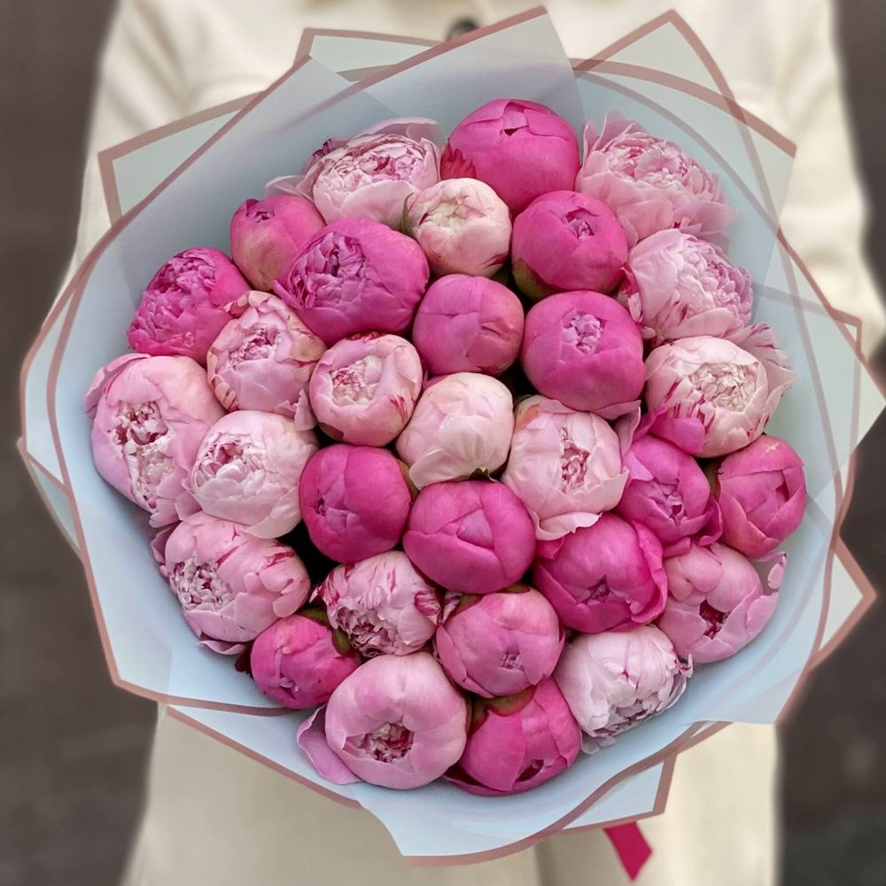 Букет из 31 разноцветного пиона