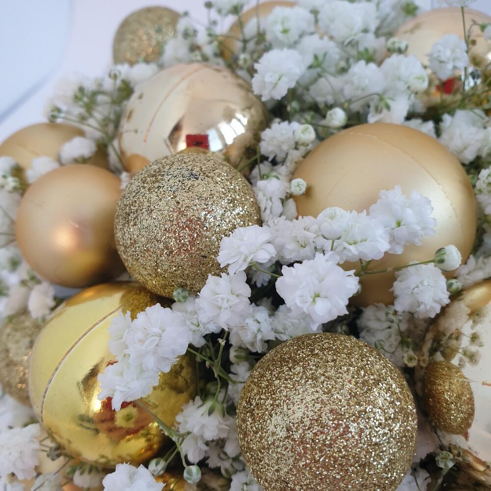 Новогодняя композиция в шляпной коробке из гипсофилы и новогодних шаров