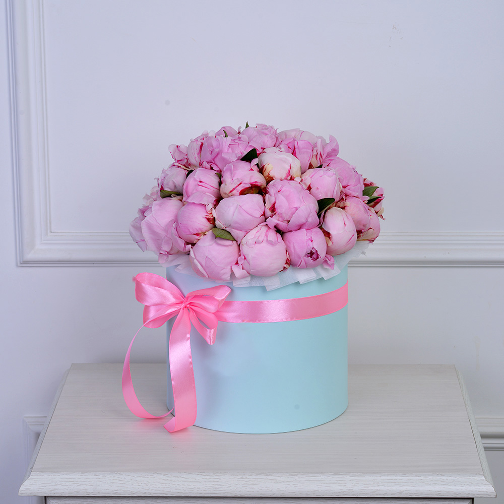 Букет из 35 розовых пионов в голубой шляпной коробке
