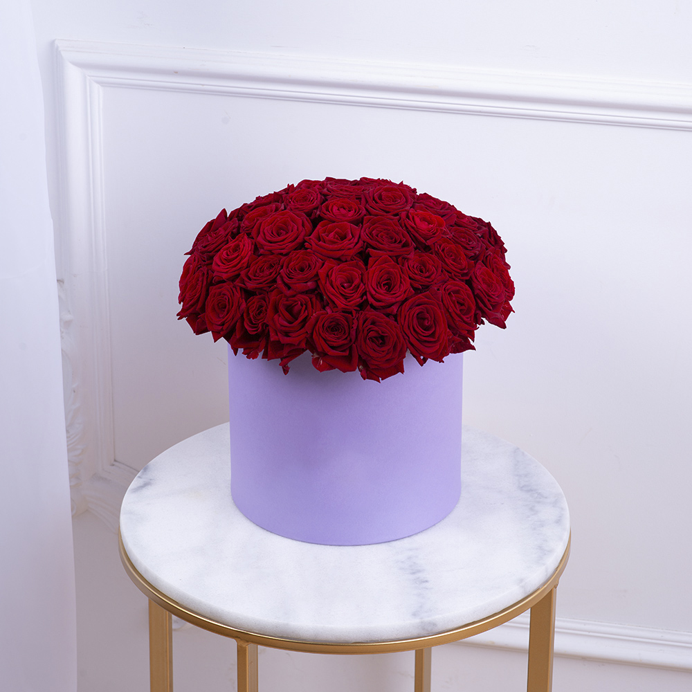 Букет из 51 красной розы premium в фиолетовой шляпной коробке