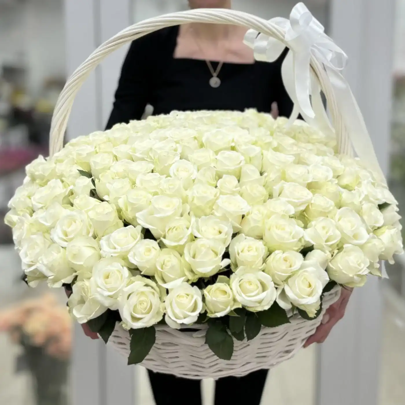 201 белая роза в корзине с лентой