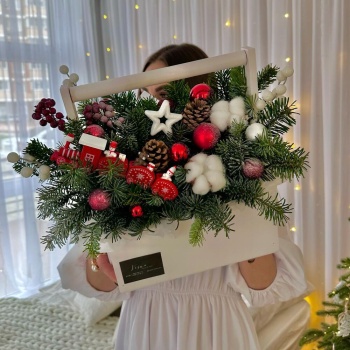 Зимняя композиция с живой елью, натуральным хлопком и новогодним декором