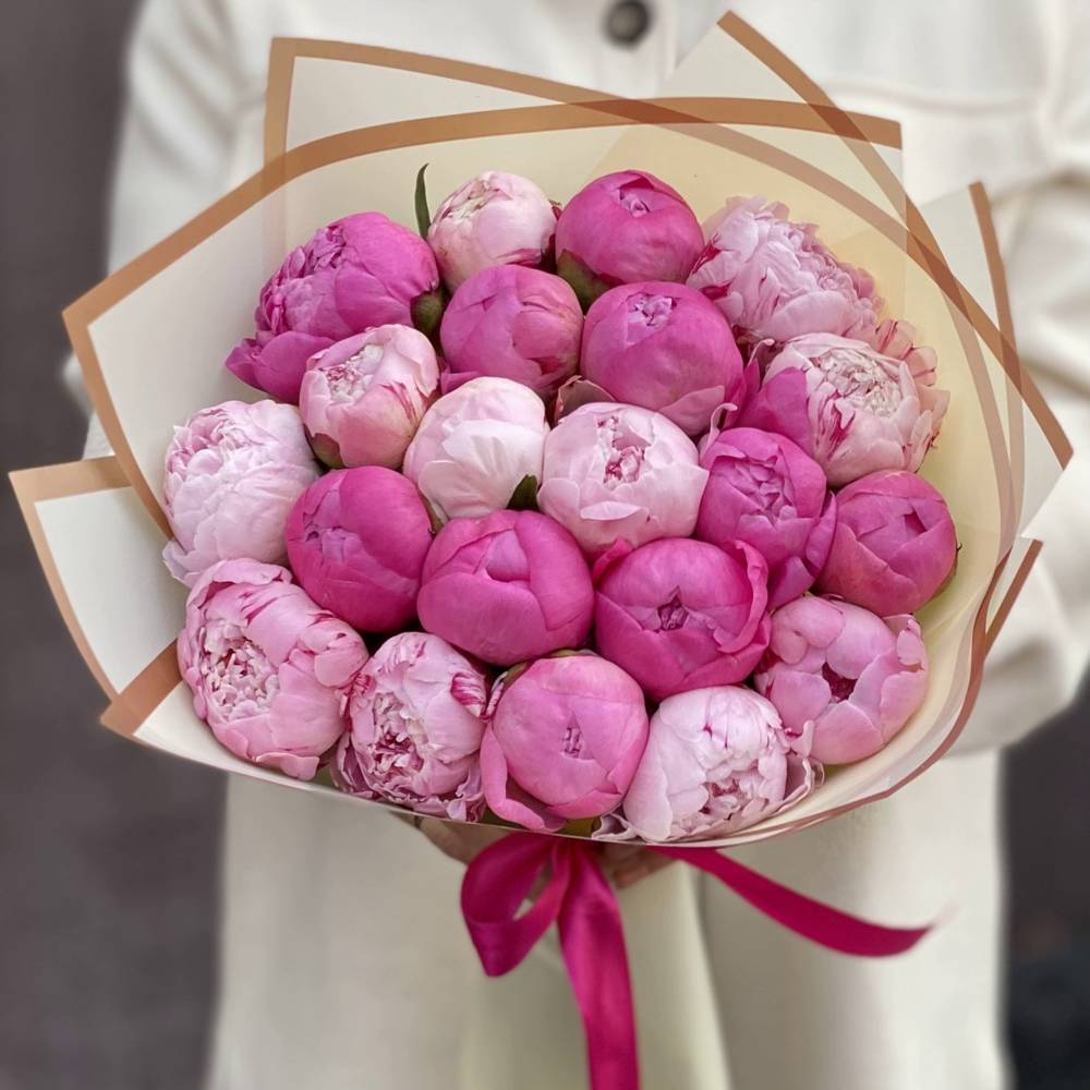 Букет из 21 разноцветного пиона