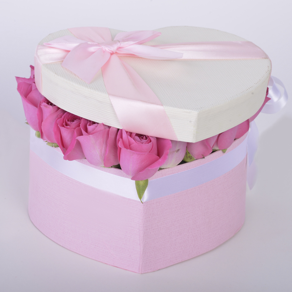 35 розовых роз в коробки в форме сердца