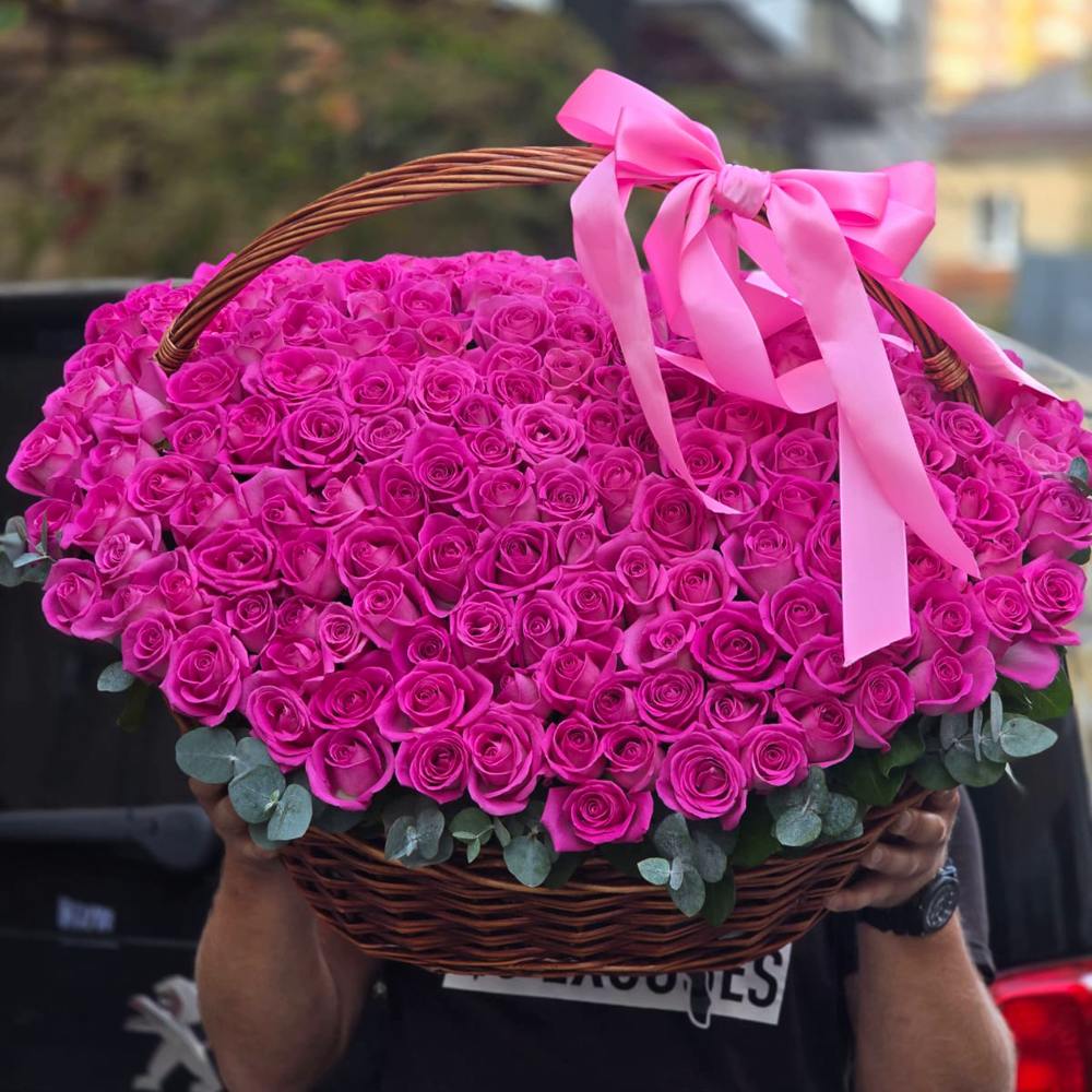 201 малиновая роза в корзине