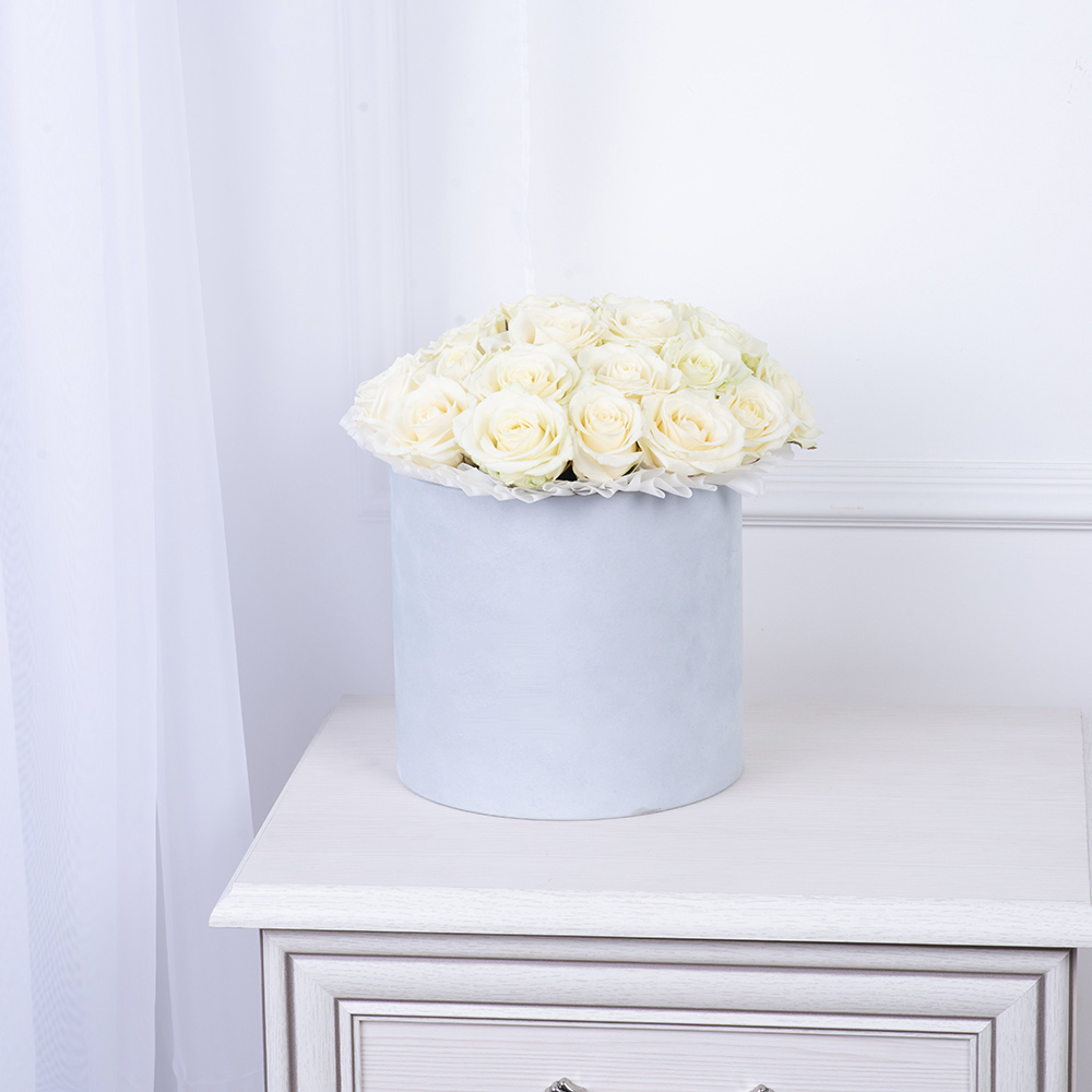 Букет из 25 белых роз premium в серой бархатной шляпной коробке