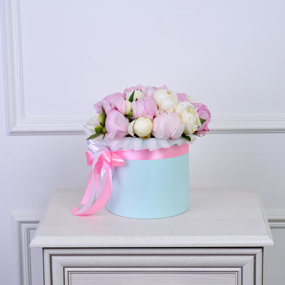 Букет из 21 разноцветного пиона в голубой шляпной коробке