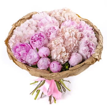 Букет из пионов и гортензий
