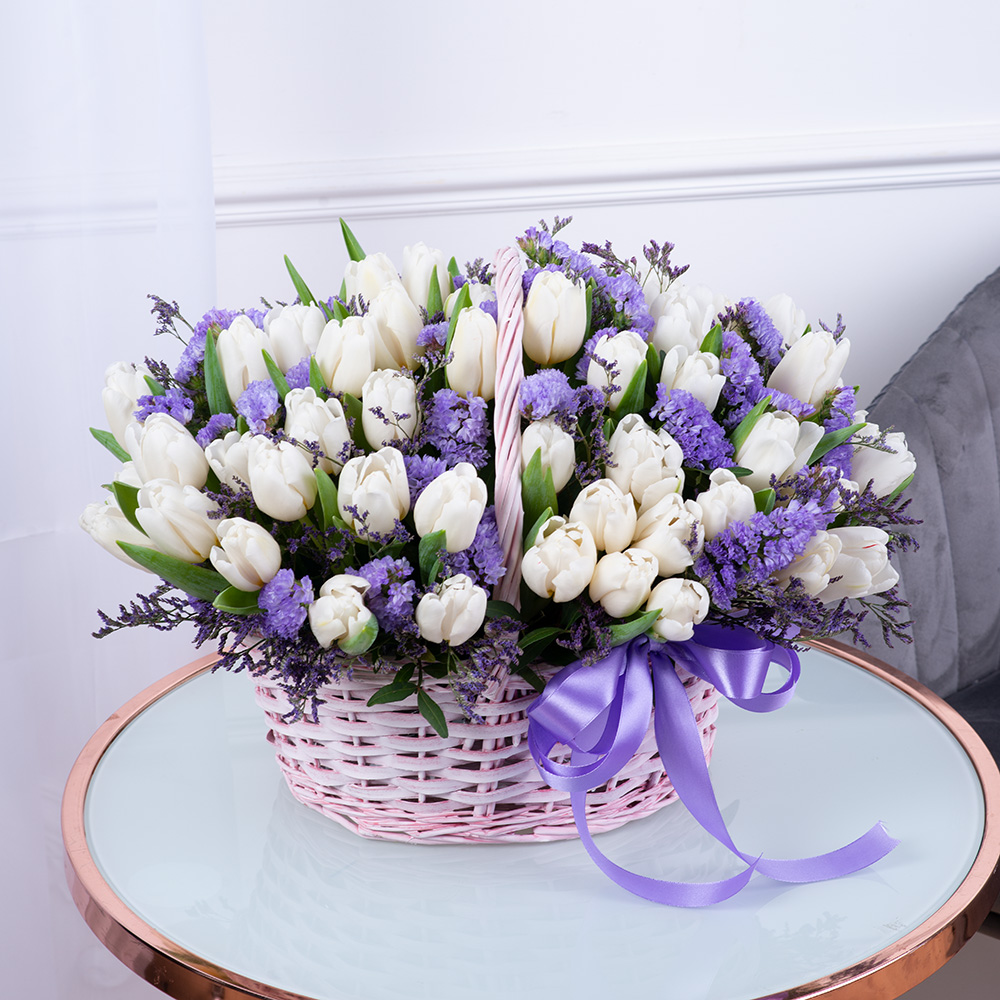 Букет из 71 тюльпана со статицей в корзине