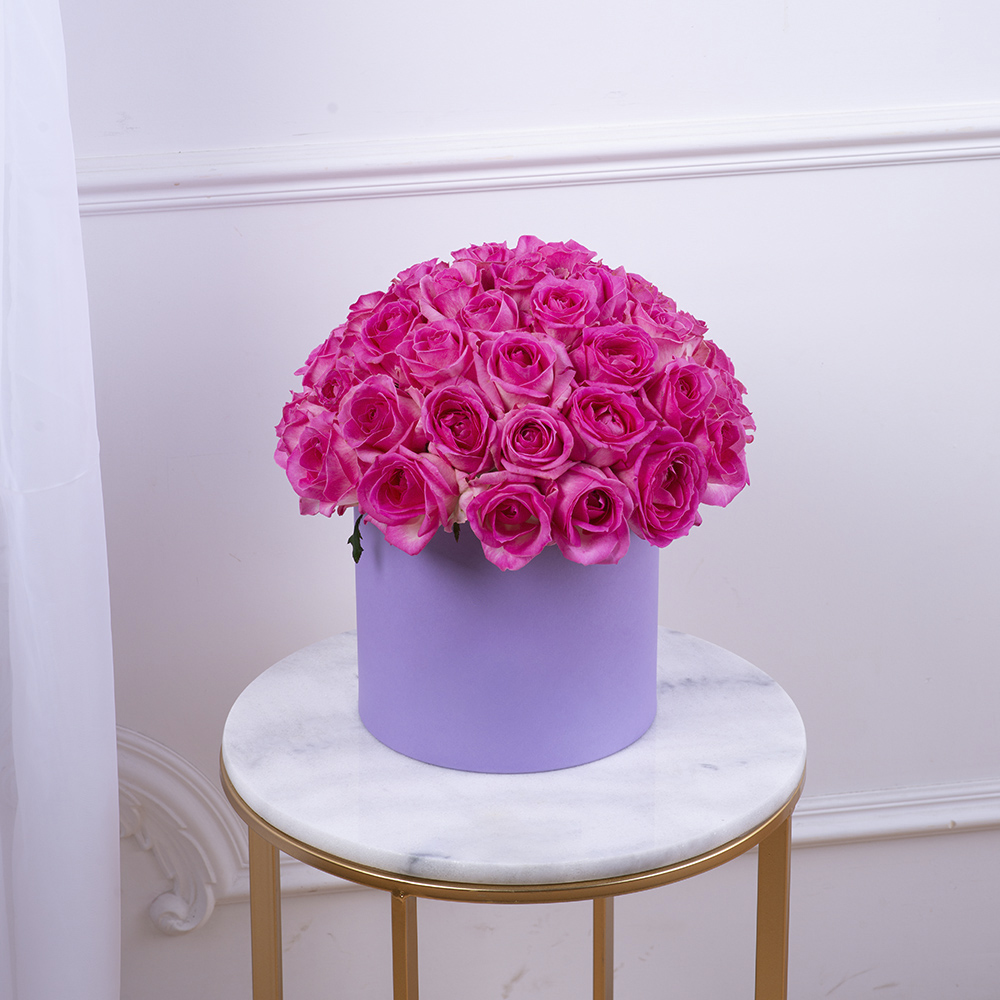 Букет из 51 малиновой розы premium в фиолетовой шляпной коробке