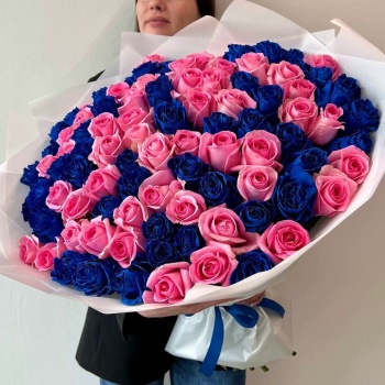 Букет из 101 синей и розовой розы