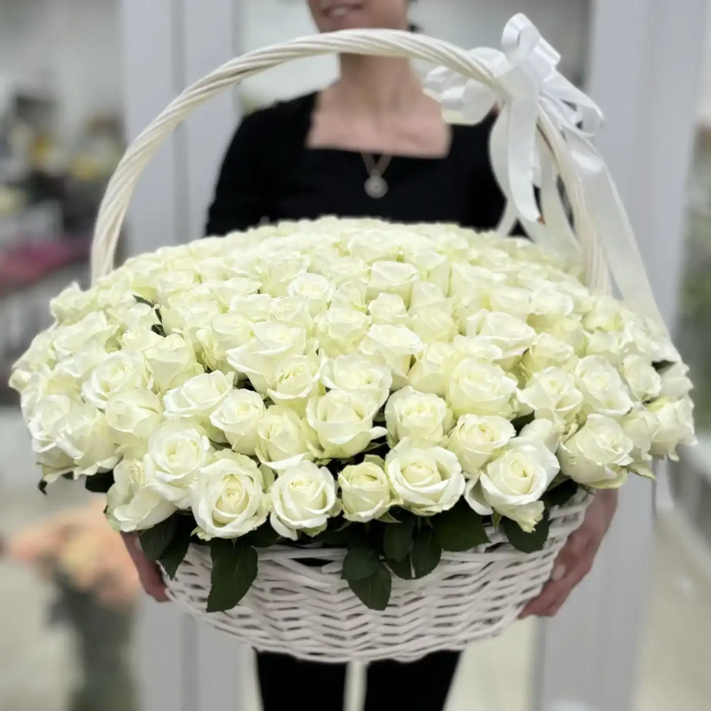 201 белая роза в корзине с лентой