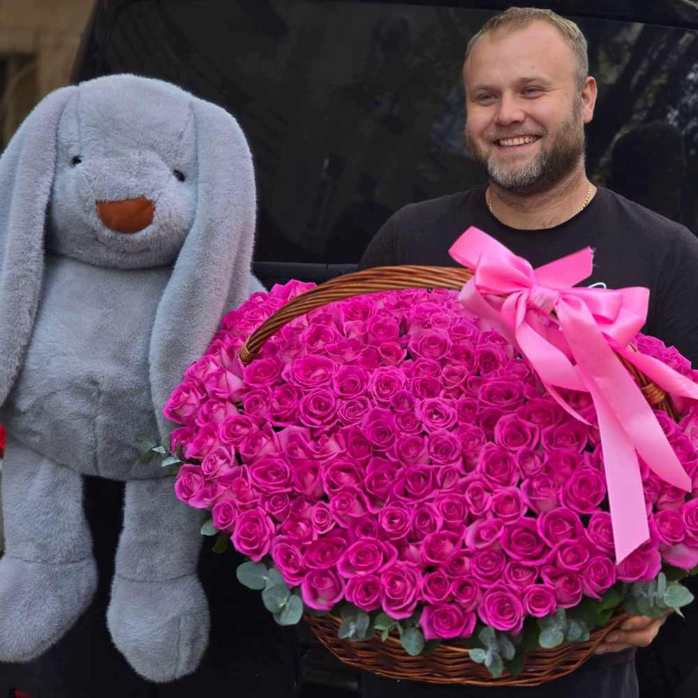 201 малиновая роза в корзине