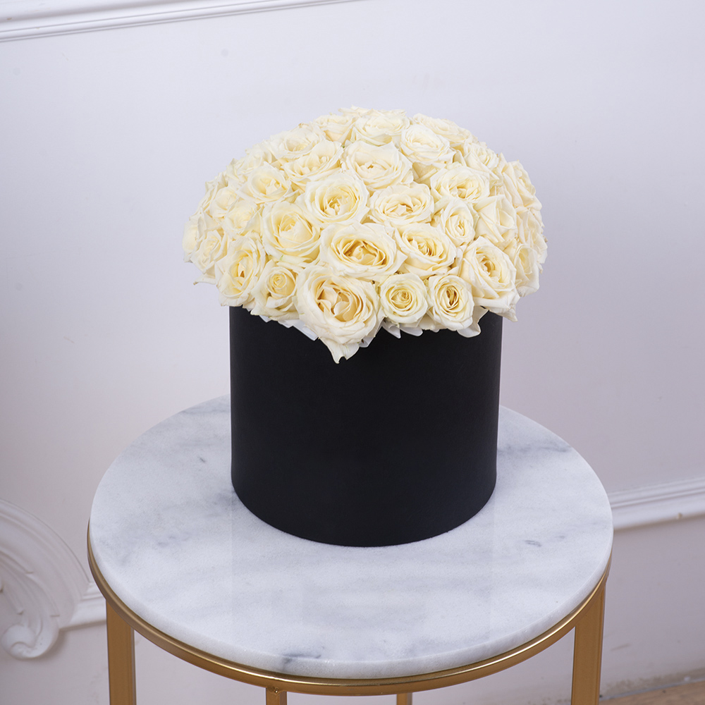 Букет из 51 белой розы premium в черной шляпной коробке