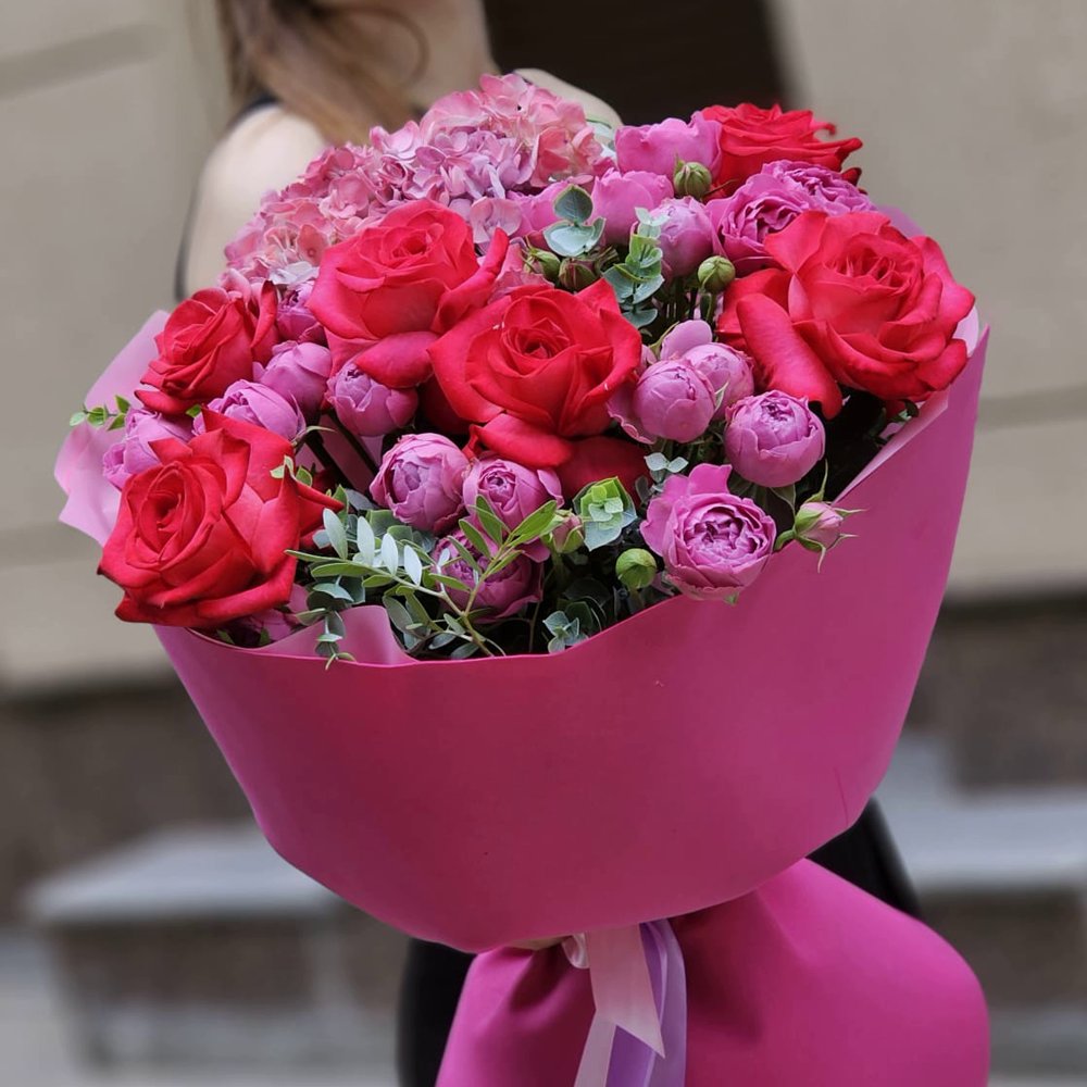 Букет из пионовидных роз и гортензии