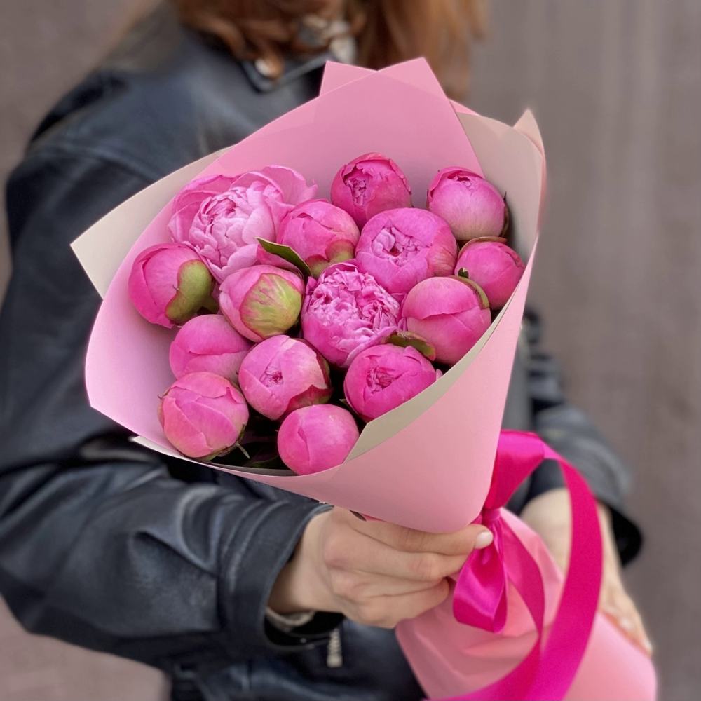 Букет из 15 розовых пионов