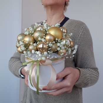 Новогодняя композиция в шляпной коробке из гипсофилы и новогодних шаров