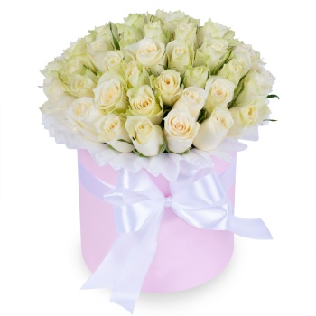 Букет из 35 белых роз в розовой шляпной коробке