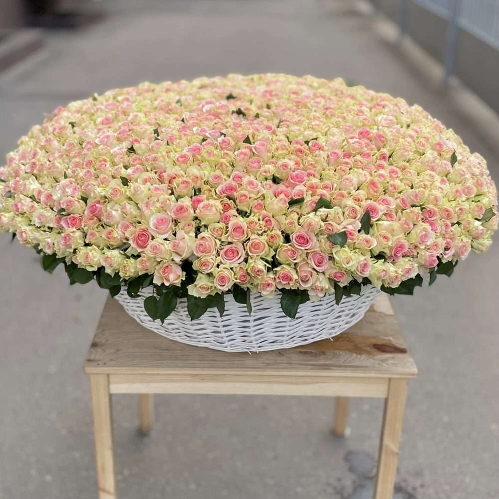 1001 нежно-розовая роза в корзине