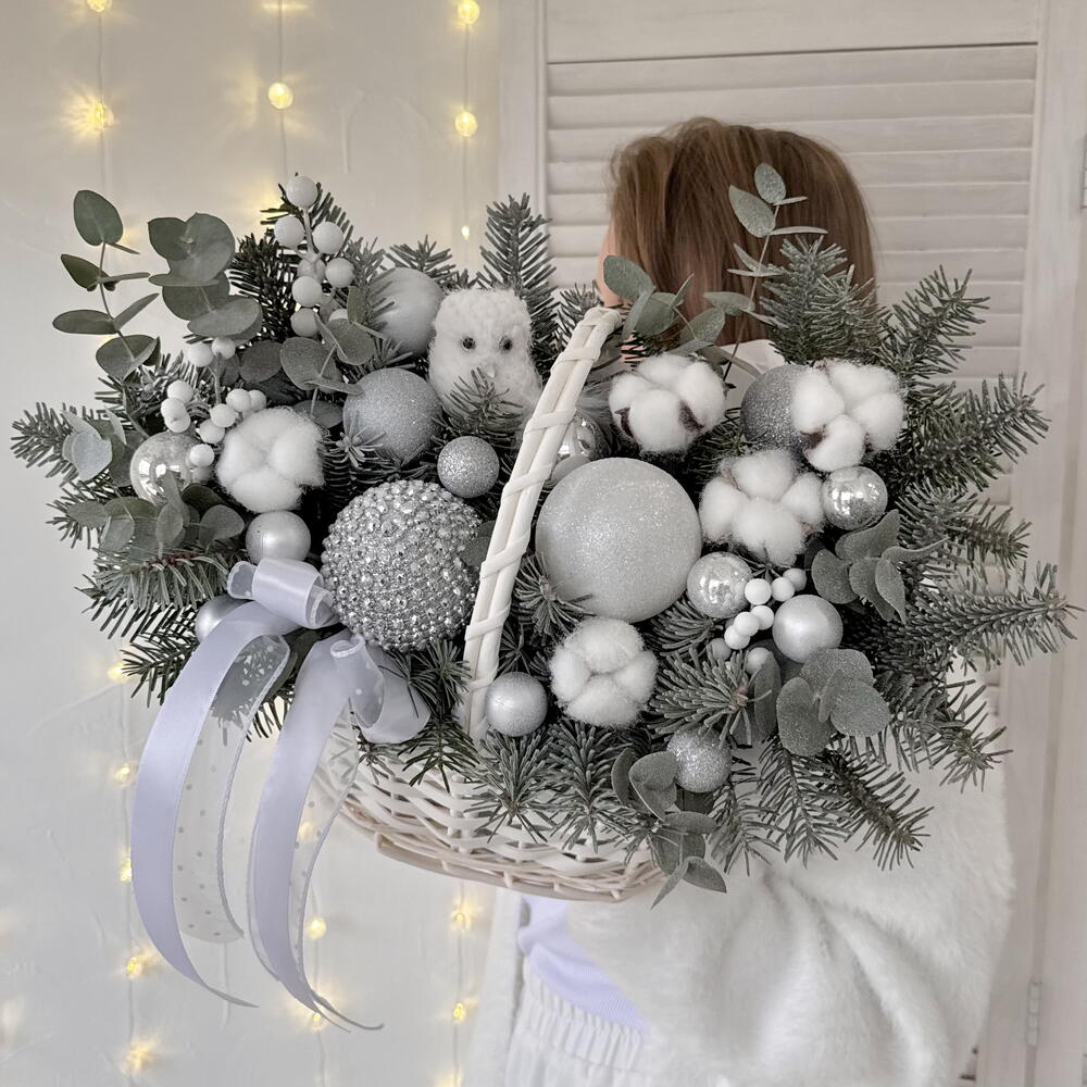 Зимняя корзина с нобилисом, эвкалиптом и новогодним декором