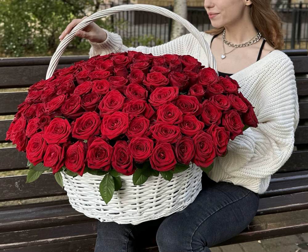 151 красная роза в корзине