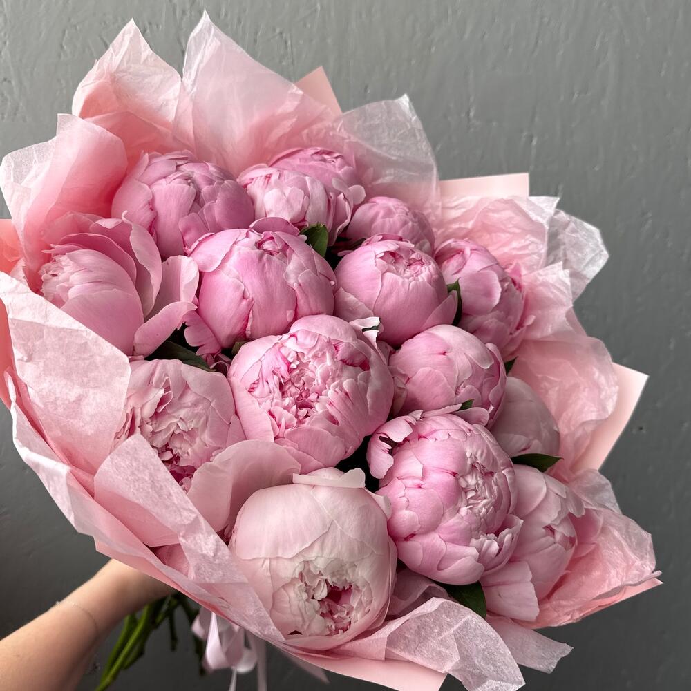 Букет из 15 нежно-розовых пионов
