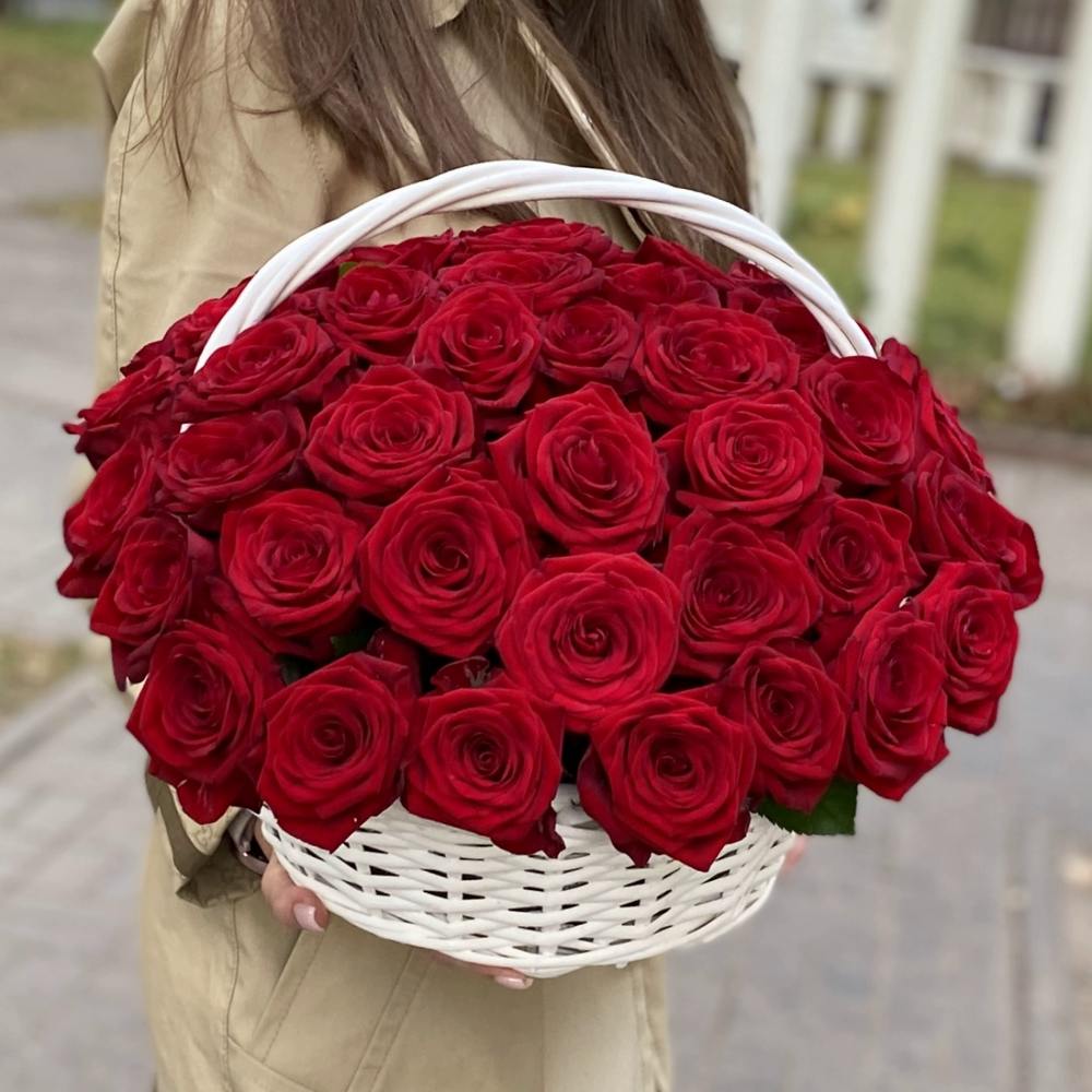 51 красная роза в корзине