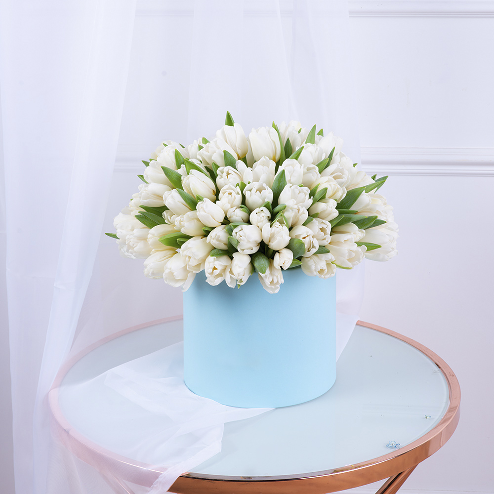 101 белый тюльпан в голубой шляпной коробке