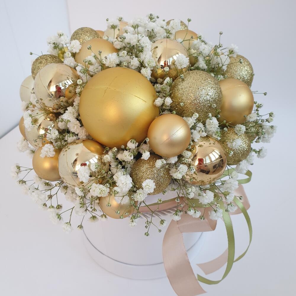 Новогодняя композиция в шляпной коробке из гипсофилы и новогодних шаров