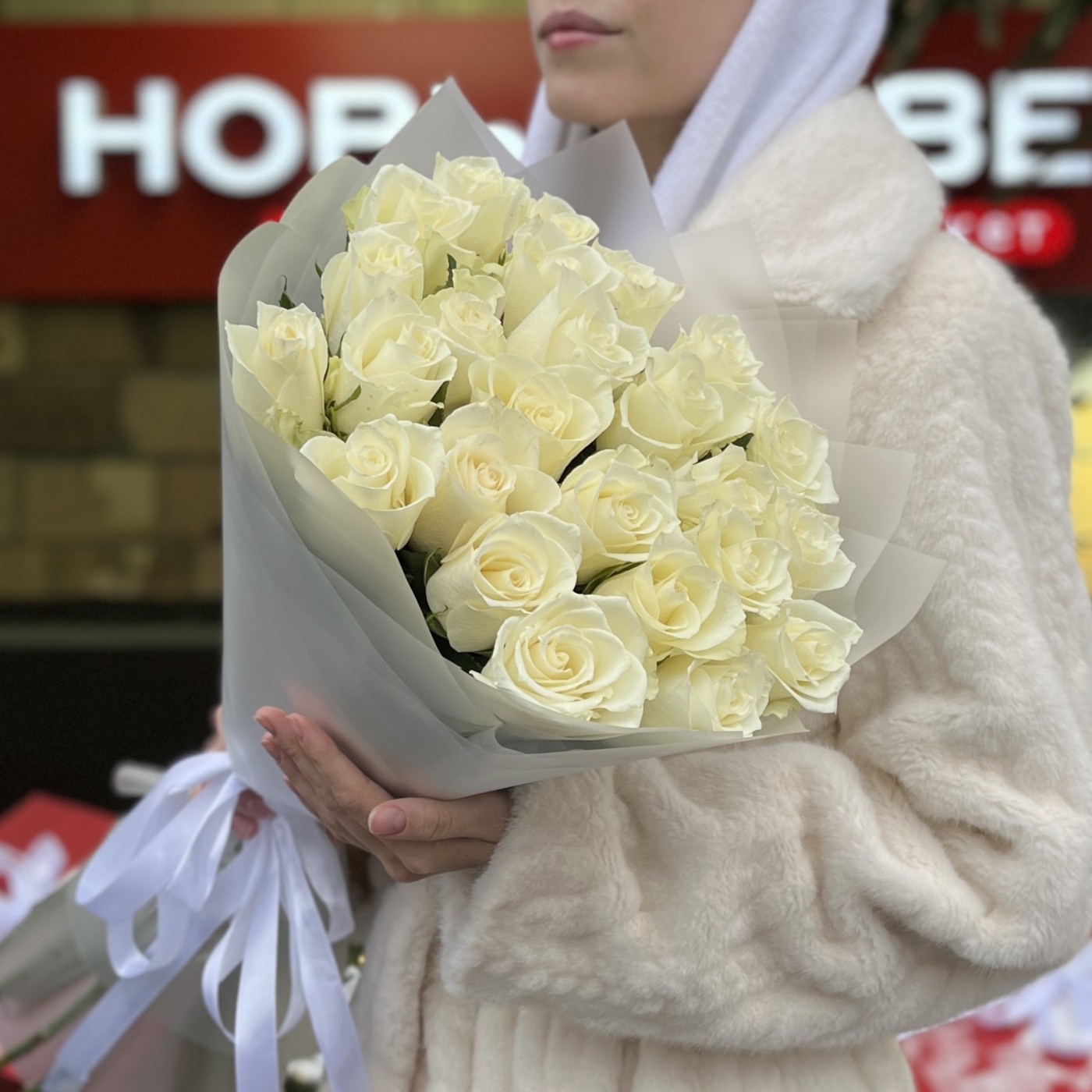 25 белых роз Эквадор 70 см