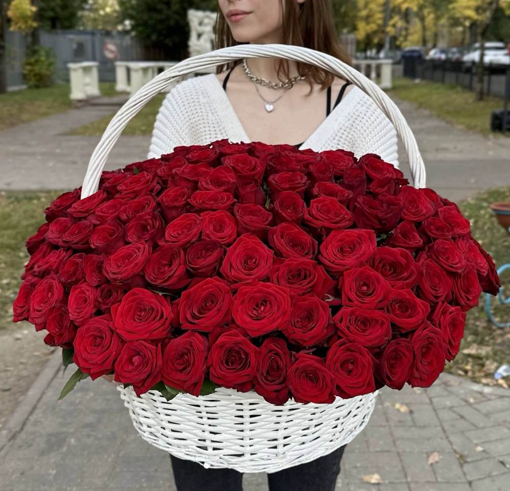 151 красная роза в корзине