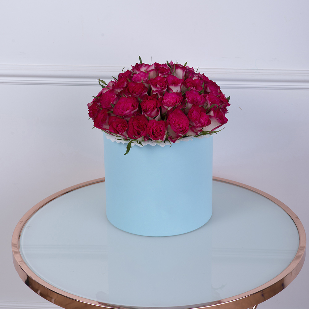 Букет из 51 бело-малиновой розы в голубой шляпной коробке