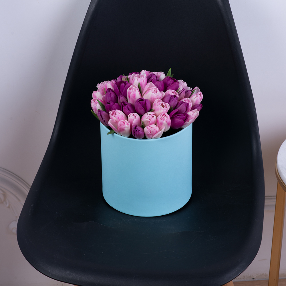 Разноцветный 51 тюльпан в голубой шляпной коробке