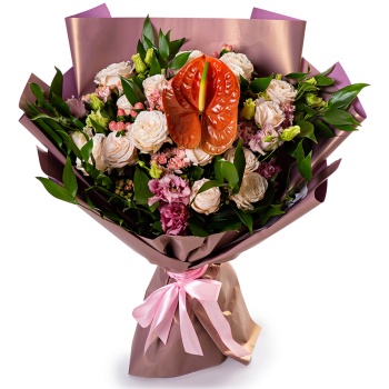 Букет с пионовидными розами и антуриумом