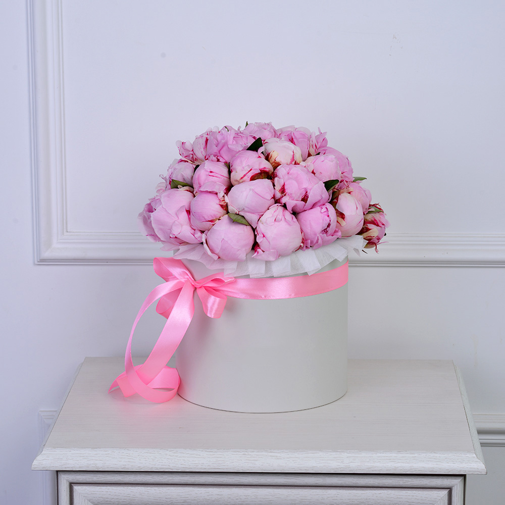 Букет из 35 розовых пионов в серой бархатной коробке