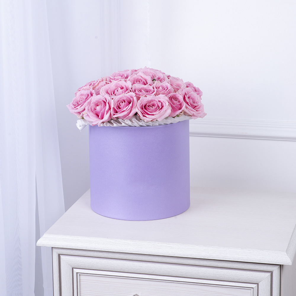 25 розовых роз premium в фиолетовой шляпной коробке