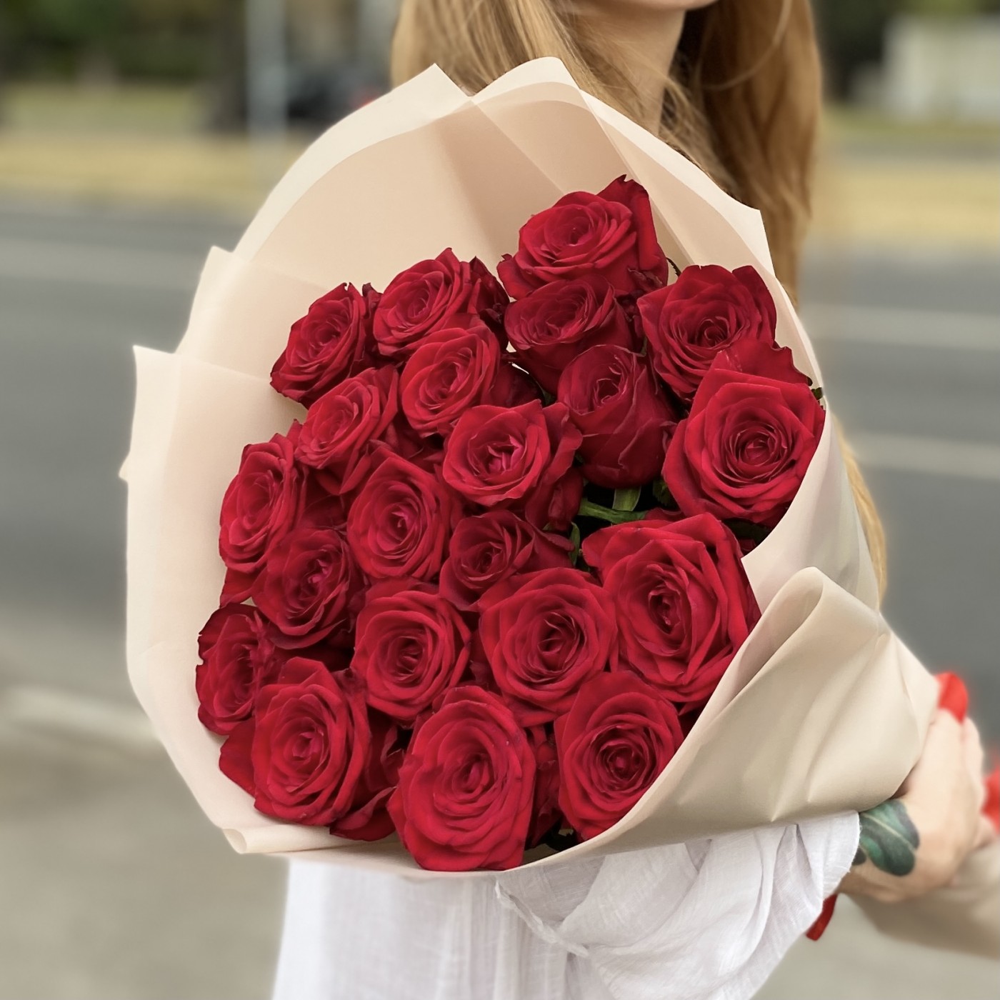 Букет из 21 красной розы 70 см