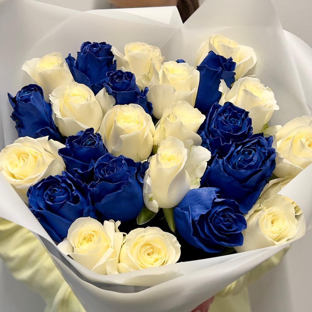 Букет из 25 синих и белых роз Эквадор