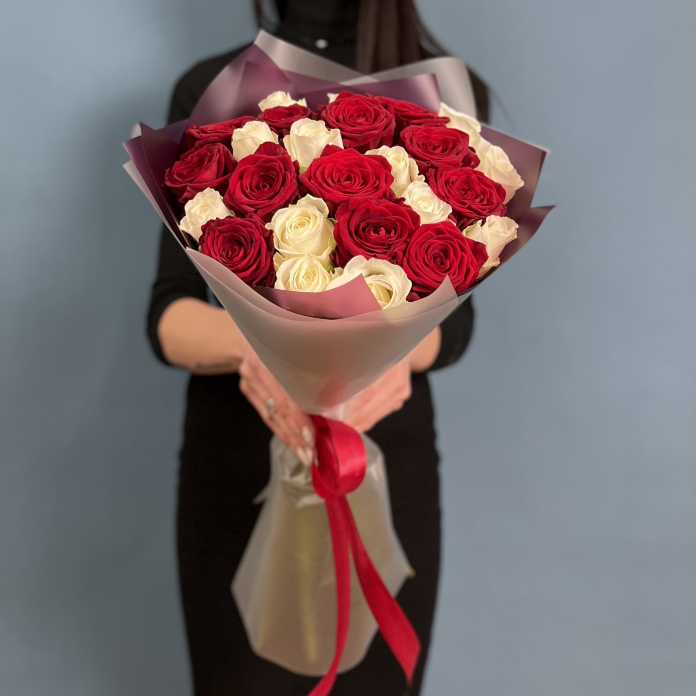 25 красных и белых роз 60 см