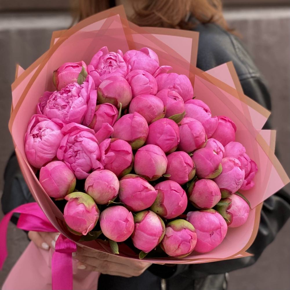 Букет из 35 розовых пионов