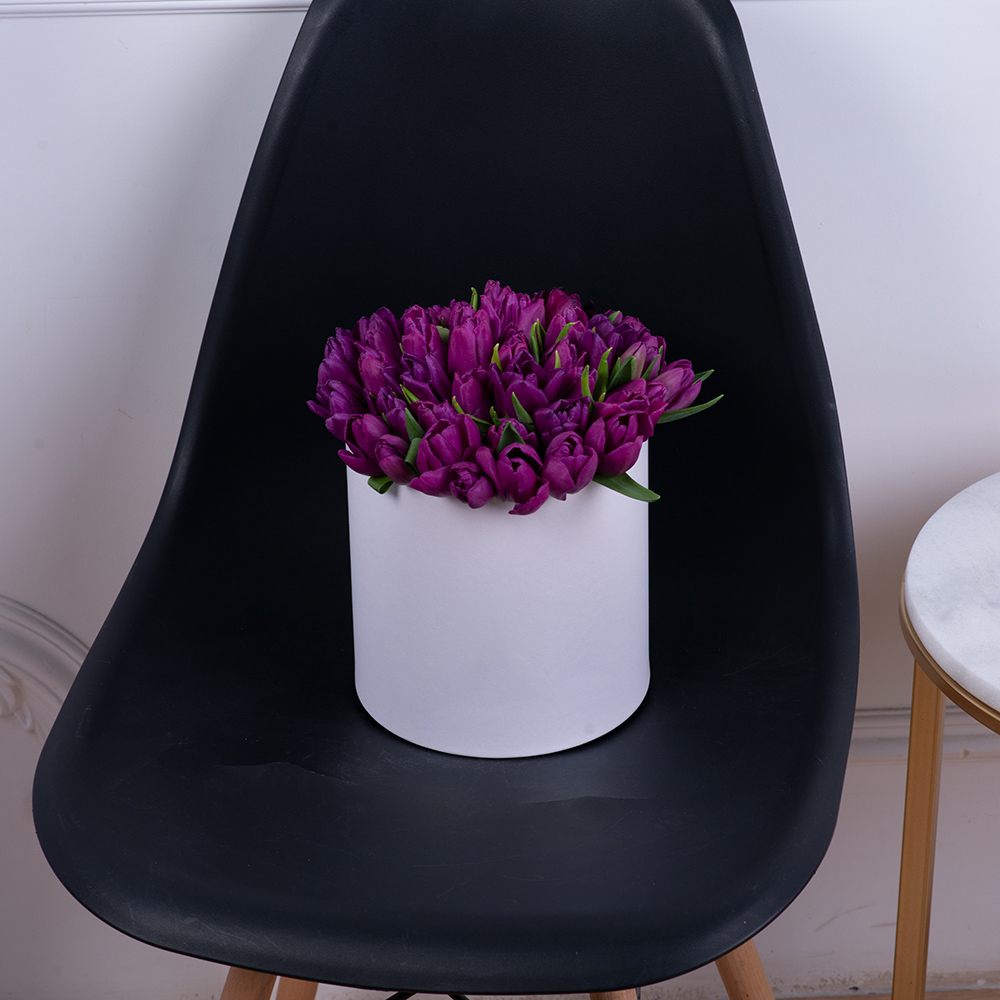 51 фиолетовый тюльпан в белой шляпной коробке