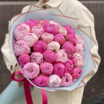 Букет из 31 разноцветного пиона