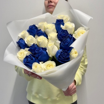 Букет из 25 синих и белых роз Эквадор