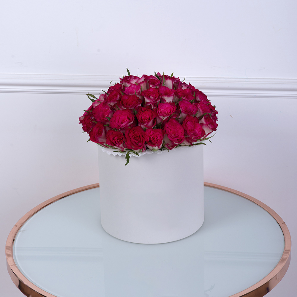 Букет из 51 бело-малиновой розы в белой шляпной коробке